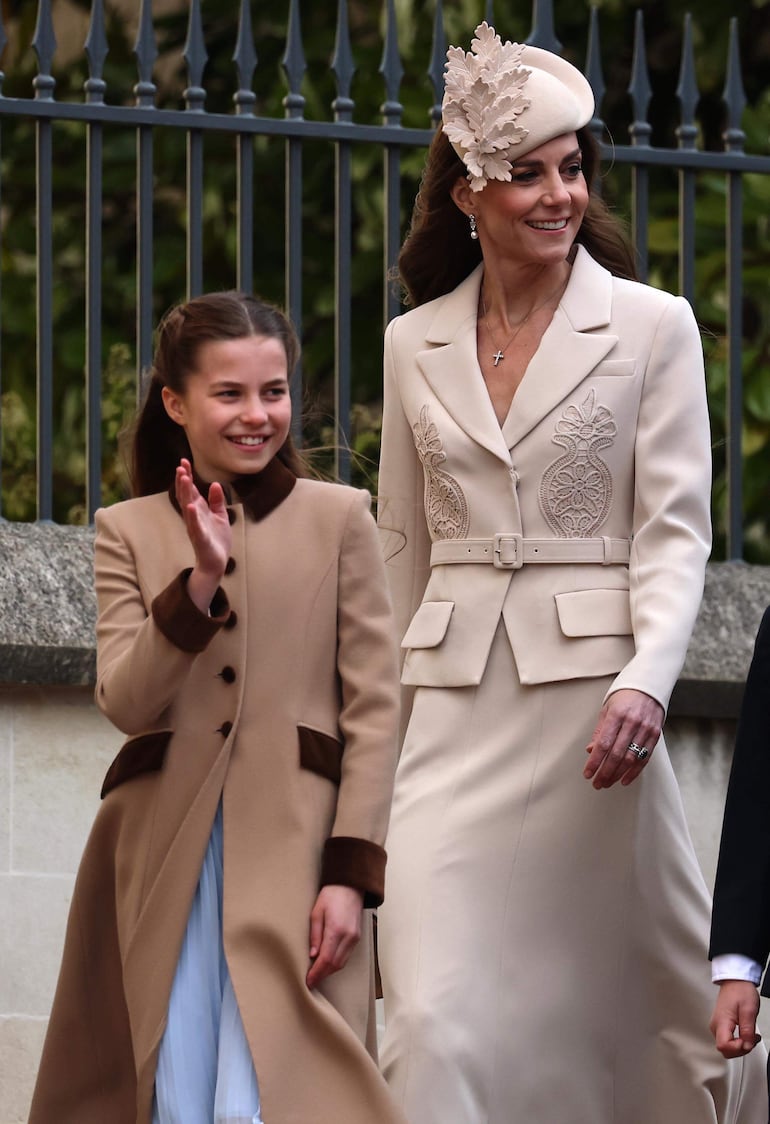 Bellas, madre e hija. Kate Middleton y la princesa Charlotte asistieron muy distinguidas y elegantes a la misa de Pascua en Windsor. EFE/EPA/NEIL HALL
