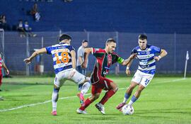 El volante Willian Candia intenta avanzar en medio de Juan Segundo Feliú y Marcelo Acosta. (Foto: APF)
