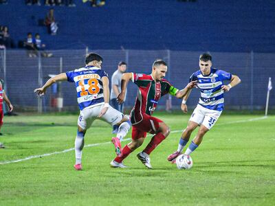 El volante Willian Candia intenta avanzar en medio de Juan Segundo Feliú y Marcelo Acosta. (Foto: APF)