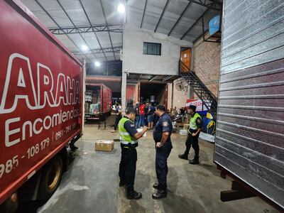 Agentes de la Comisaría local en el depósito de la empresa para recabar datos del violento asalto.