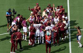 Jugadores y cuerpo técnico de Fluminense celebran el triunfo ante el Inter de Milán por 2-0 y el pase a los cuartos de final, siendo el segundo equipo brasileño en dicha instancia, junto al Palmeiras.