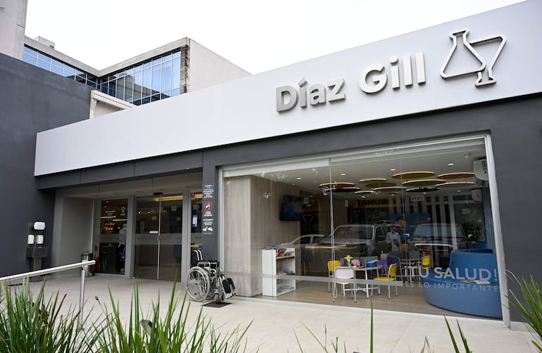Fachada del establecimiento Díaz Gill con mensaje 'TU SALUD! ES LO IMPORTANTE' y silla de ruedas a la entrada.