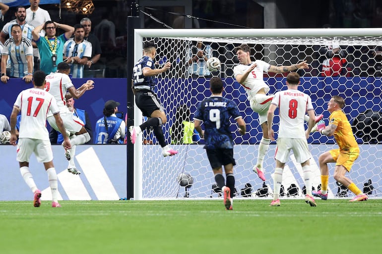 Lautaro Martínez de Argentina anota el segundo gol de su equipo durante el partido de semifinales de la Copa Mundial de la FIFA 2026 entre Inglaterra y Argentina en el Estadio de Atlanta, en Atlanta, Georgia.