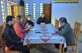 Miembros de la comunidad hernandariense ultiman detalles para la celebración de la fiesta patronal.