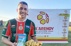 William Armando Garcete Villanueva, futbolista del club Dr. Juan León Mallorquín, con su premio, el litro de leche en cartón y la docena de banana.
