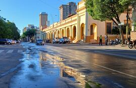 El camino de agua que pasa frente a la Comandancia de la Policía Nacional, el cual recorre gran parte de la zona céntrica.