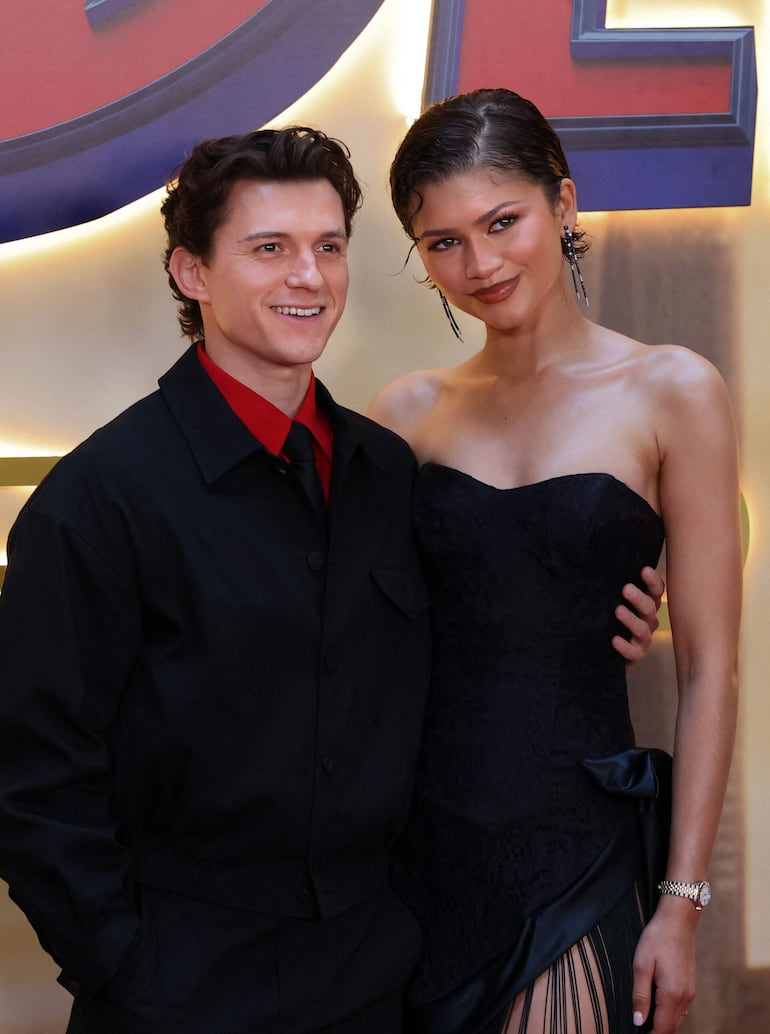 ¡Hermosa parejita! Zendaya y Tom Holland posando enamorados en la red carpet de "Spider-Man: brand new day".  (Thomas COEX / AFP)