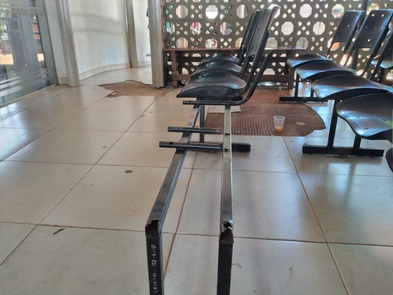 Pizos y sillas destrozadas en la sala de espera del Hospital Regional de Ciudad del Este.
