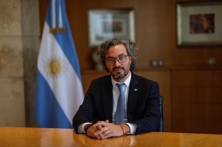 AME7066. BUENOS AIRES (ARGENTINA), 29/03/2022.- El canciller argentino, Santiago Cafiero, habla durante una entrevista con Efe, el 23 de marzo de 2022, en Buenos Aires (Argentina). A 40 años de la guerra con el Reino Unido por las islas Malvinas, el canciller argentino, Santiago Cafiero, dijo en una entrevista con Efe que Argentina no abandona su lucha persistente para recuperar la "soberanía plena" de todo su territorio. EFE/ Juan Ignacio Roncoroni
