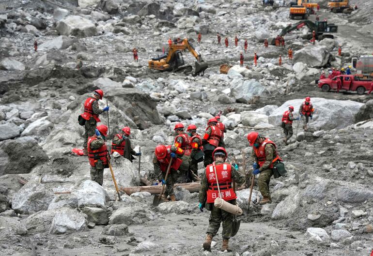 Rescatistas trabajan en la zona del desastre en Gyirong, China.