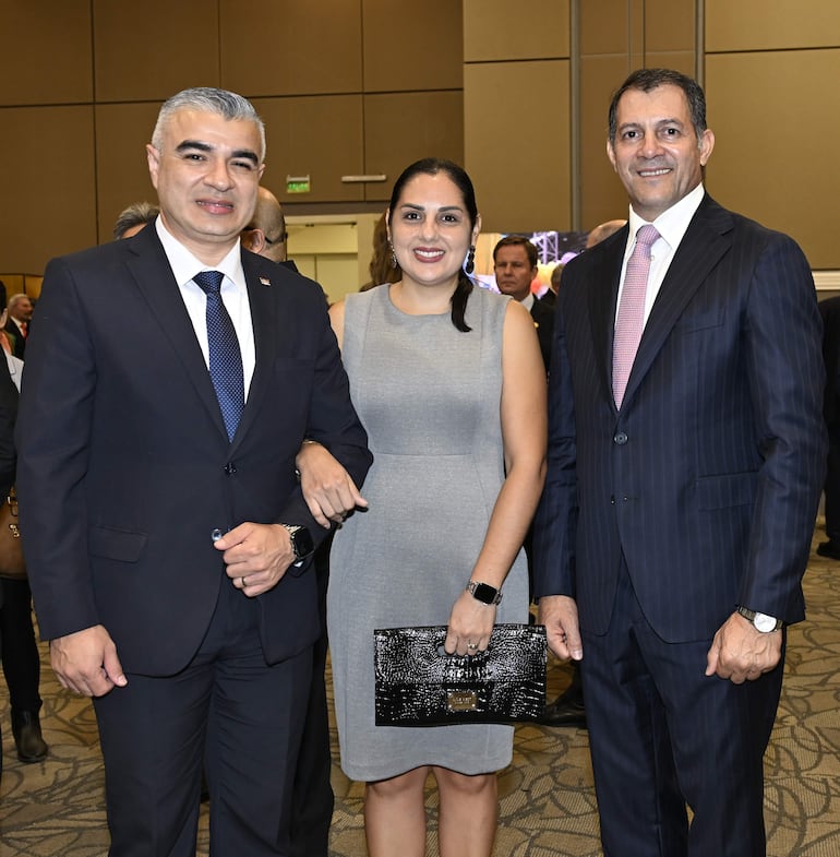 Jeison Granados, embajador de Costa Rica; su esposa, Viviana Campos, y Carlos Giménez. 