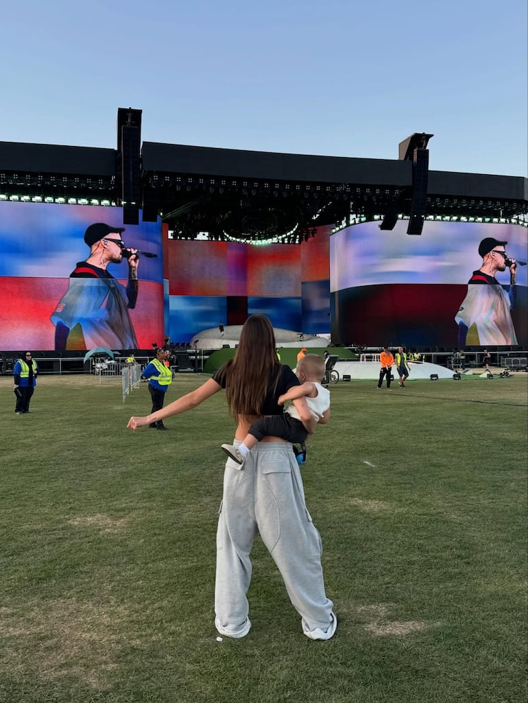 Hailey Bieber y su pequeño hijo Jack Blues viendo los ensayos musicales de papá Justin Bieber en Coachella. (Instagram/Hailey Bieber)