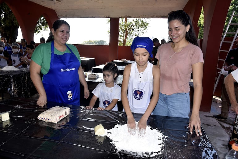 Angie Riveros (d), presidenta de la asociación de vecinos de San Jerónimo, en el tradicional Chipa Apo de la comunidad.