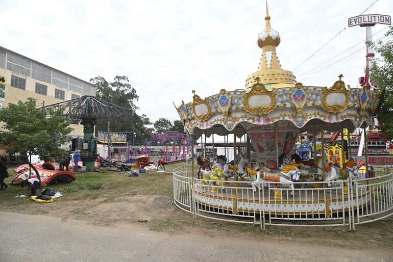 La zona del parque de juegos también están en pleno preparativo para la inauguración de la feria