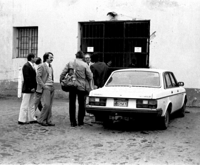 Una de las tantas veces en que nuestro fundador y director Aldo Zuccolillo fue preso a Tacumbú, en 1983.