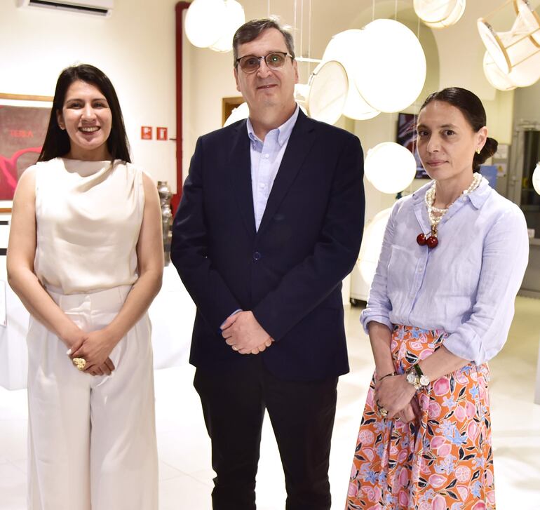 Liz Barrios, Víctor Vaca Pereira y Claudia Casarino.