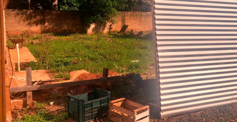 Además del abandono de la obra, preocupa que las varillas de hierro permanezcan expuestas, lo que representa un riesgo para los estudiantes