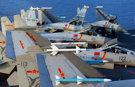Aviones de combate J-15 en el portaaviones operativo de China, el Liaoning, durante un simulacro en el mar. Las potencias nucleares han modernizado sus arsenales atómicos debido al aumento de las tensiones geopolíticas, incrementando en un tercio el gasto en este ámbito en los últimos cinco años, indicaron dos informes publicados el lunes.