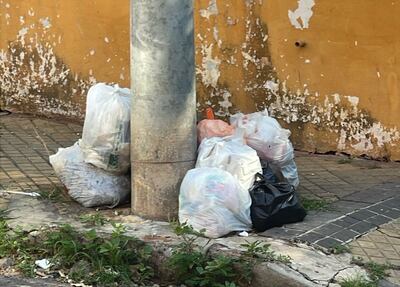 Bolsas de basura en varias veredas de Asunción.