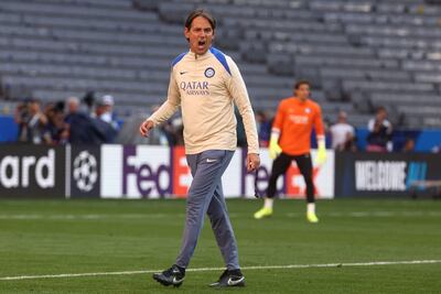 El entrenador italiano del Inter de Milán, Simone Inzaghi (C), reacciona durante la sesión de entrenamiento MD-1 en la víspera del partido de la final de la UEFA Champions League entre el Inter de Milán y el Paris Saint-Germain (PSG) en Múnich, sur de Alemania