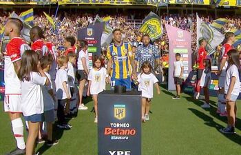 El campeón del mundo Ángel Di María, capitán de Rosario Central, ingresa al campo en medio del pasillo de espaldas de los futbolistas de Estudiantes de La Plata.