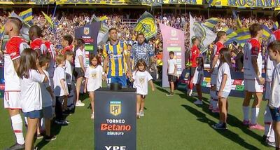 El campeón del mundo Ángel Di María, capitán de Rosario Central, ingresa al campo en medio del pasillo de espaldas de los futbolistas de Estudiantes de La Plata.