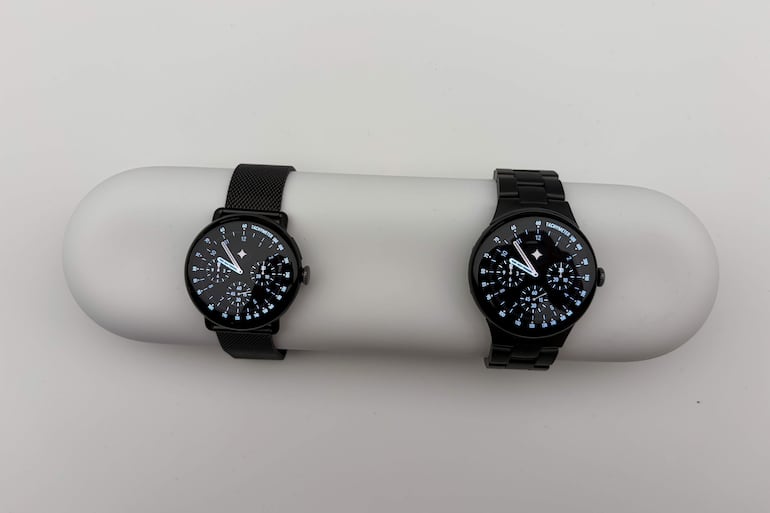 Fotografía que muestra dos relojes Pixel Watch 5 de Google durante una presentación previa de sus nuevos productos este martes, en el marco de 'Made by Google' en Nueva York (Estados Unidos). 