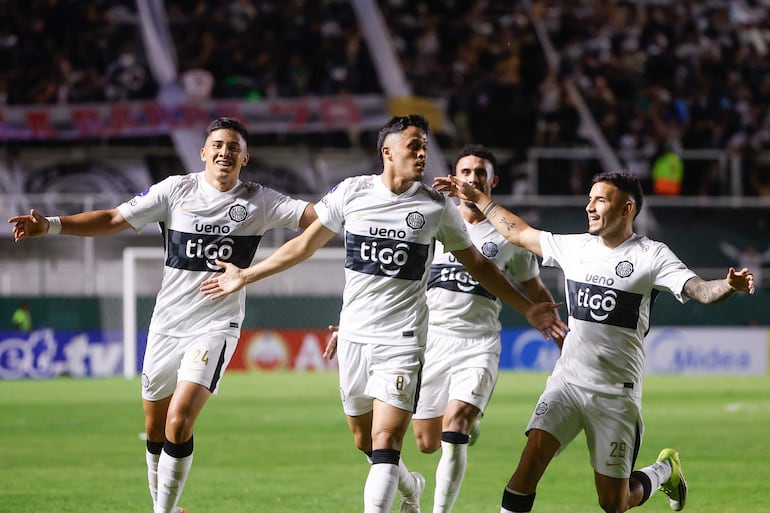 Los jugadores de Olimpia celebran un gol en el partido frente a Barracas Central por la fecha 4 del Grupo D de la Copa Sudamericana 2026 en el estadio Florencio Solá, en Banfield, Buenos Aires, Argentina.