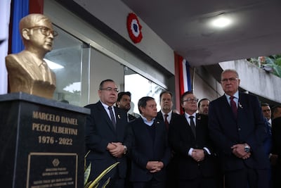 El fiscal general de Paraguay, Emiliano Rolón (d), en el homenaje póstumo al agente antimafia Marcelo Pecci, este sábado, en Asunción (Paraguay). La Fiscalía de Paraguay rindió un homenaje póstumo a Pecci, asesinado hace 4 años en una playa del Caribe colombiano, con un sencillo acto en el que participó la madre y varios de los antiguos compañeros de la víctima.