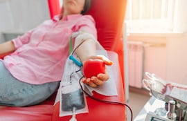 Una mujer es transfundida con sangre donada.