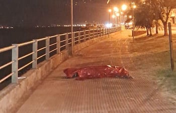 Costanera del Barrio Pacucuá donde hallaron un cuerpo flotando en el río Paraná, en la ciudad de Encarnación.