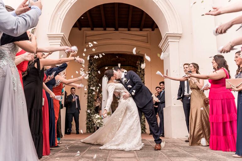Culminado el acto nupcial los recién casados fueron recibidos en las afueras de la iglesia.