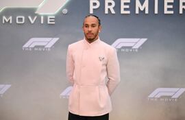 El piloto de Fórmula 1 y coproductor británico Lewis Hamilton en el estreno mundial de "F1" en Times Square, Nueva York.