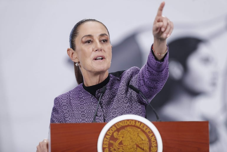 La presidenta de México, Claudia Sheinbaum, habla en una rueda de prensa este miércoles en Palacio Nacional de la Ciudad de México (México). 