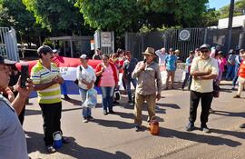 Ayolas: labriegos se manifestarán para reclamar asistencia al Gobierno. Desde este viernes, nueve organizaciones campesinas y sociales de Misiones volverán a manifestarse con cierre de ruta para reclamar al Gobierno Nacional la entrega inmediata de kits de víveres y el pago de la siembra mecanizada.