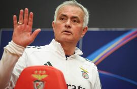 El entrenador del Benfica, José Mourinho, llega a una rueda de prensa en la víspera de su partido de fútbol de ida de la ronda eliminatoria de play-offs de la UEFA Champions League contra el Real Madrid, en el Benfica Campus en Seixal, a las afueras de Lisboa.