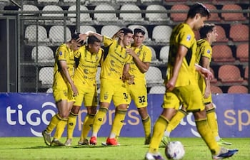 El extremo de Recoleta FC, Wilfrido Báez recibe las felicitaciones de sus compañeros tras marcar el segundo tanto de su equipo en el triunfo ante Guaireña FC.