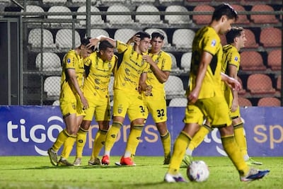 El extremo de Recoleta FC, Wilfrido Báez recibe las felicitaciones de sus compañeros tras marcar el segundo tanto de su equipo en el triunfo ante Guaireña FC.