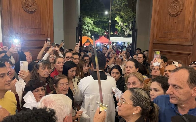 Multitudinaria participación en jornada religiosa por la visita de la Espada de San Miguel en Villarrica.