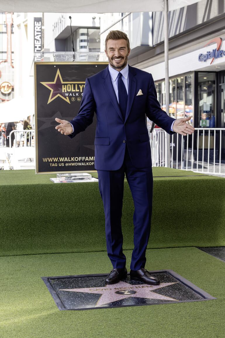 El exfutbolista inglés David Beckham posa junto a su estrella recién inaugurada en el Paseo de la Fama de Hollywood durante una ceremonia en Hollywood, California, el 12 de junio de 2026.