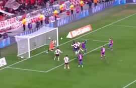 Momento de la atajada de Orlando Gill ante River Plate.