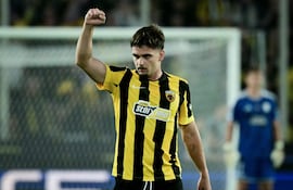 Un golazo de falta directa en el minuto 21 de Razvan Marin marcó este martes la diferencia a favor del AEK Atenas.