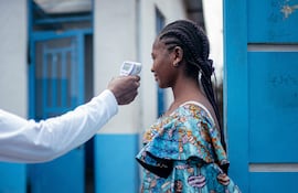 Un trabajador de salud registra la temperatura de una mujer el pasado domingo en un hospital en Goma, República Democrática del Congo.