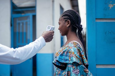 Un trabajador de salud registra la temperatura de una mujer el pasado domingo en un hospital en Goma, República Democrática del Congo.