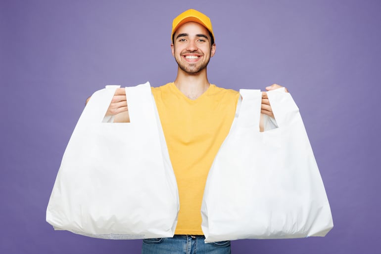 Hombre carga dos bolsas.