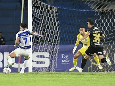 Fernando Cáceres (i), jugador de 2 de Mayo, disputa el balón en un partido frente a Olimpia por la fecha 4 del torneo Clausura 2026 de la Primera División de Paraguay en el estadio Río Parapití, en Pedro Juan Caballero, Paraguay.