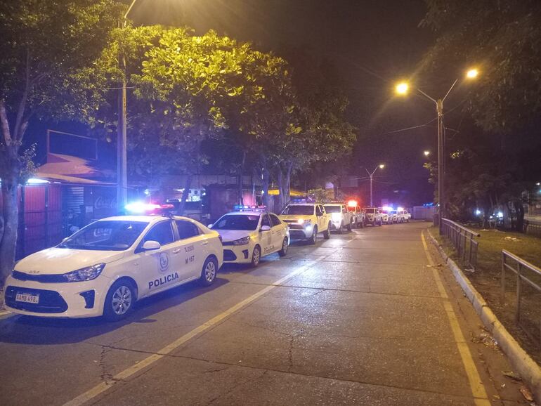 Cerca de 20 patrulleras custodian a un grupo de 18 personas ind&iacute;genas, incluidos ni&ntilde;os, en la zona de la Estaci&oacute;n de Buses de Asunci&oacute;n.
