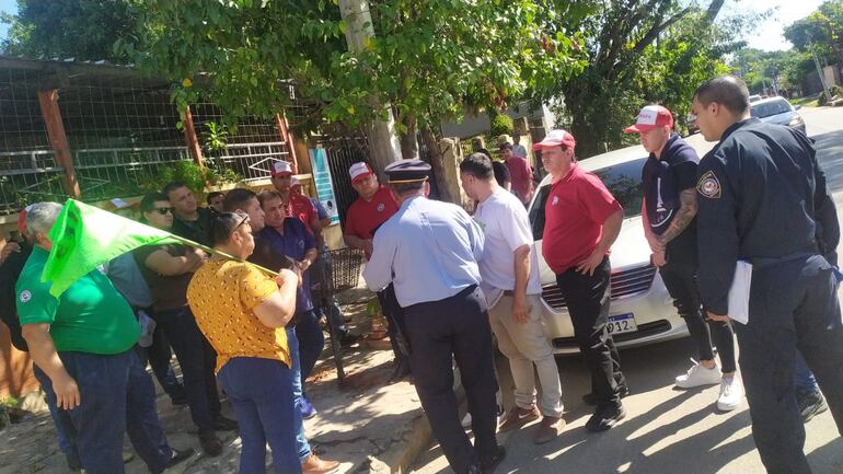 Una comitiva de sindicalistas del IPS fue recibida por Santiago Peña, en su residencia.