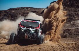 Una extraordinaria postal del UTV Can Am Maverick X3 del South Racing, a los mandos de Óscar Santos y Lourival Roldán, durante la séptima etapa disputada ayer.