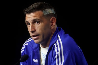 Emiliano ‘Dibu’ Martínez, portero de la selección argentina, declaró que “todos los especialistas” de lesiones de “mano” a los que consultó, debido a una fractura en el dedo sufrida antes del Mundial, le dijeron que “no podía jugar”.
